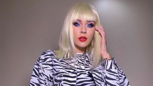 Юлия Санина показала эпатажный образ блондинки в зебровом костюме: яркое фото