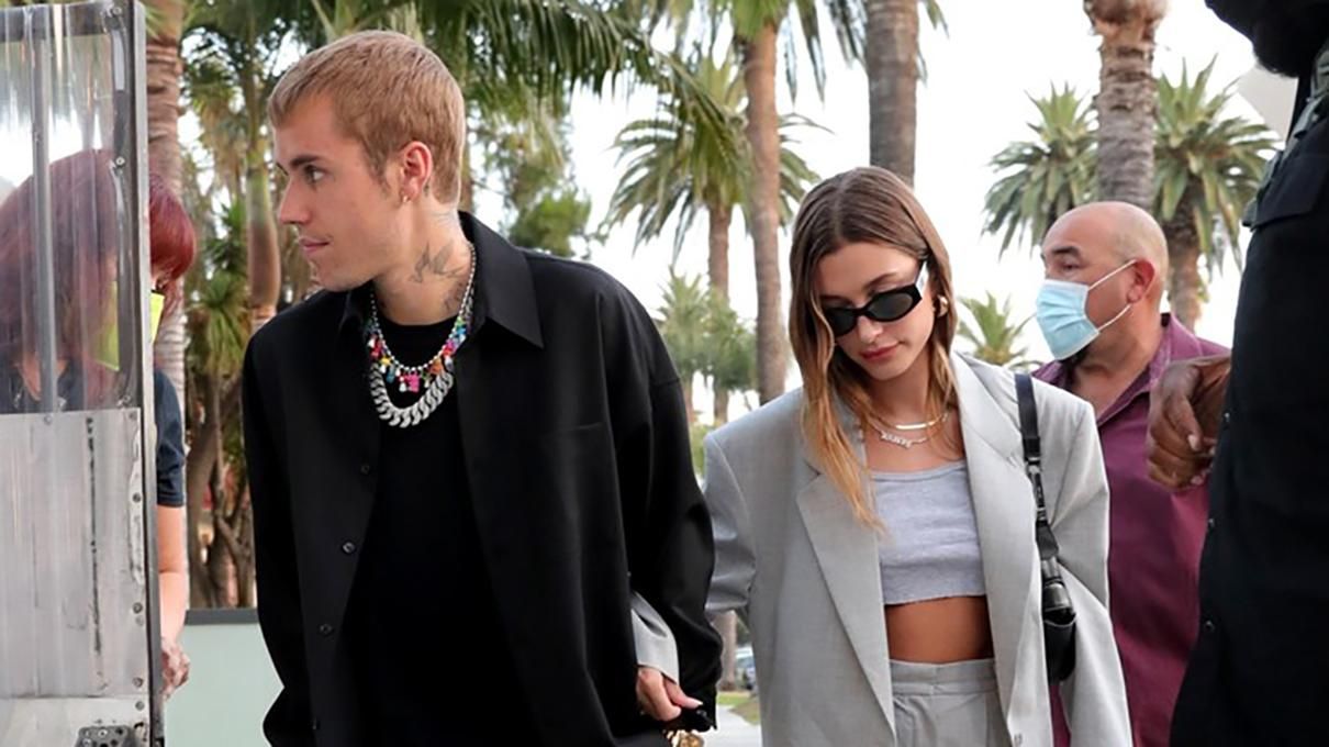 Семейный выход: Хейли и Джастин Бибер надели монохромные образы, которые можно легко повторить Семейный выход: Хейли и Джастин Бибер надели монохромные образы, которые можно легко повторить