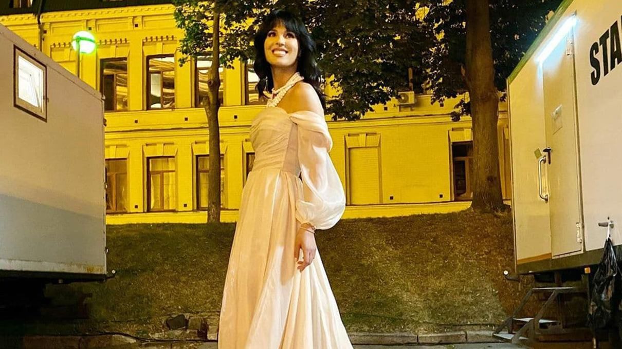 Маша Ефросинина очаровала нежным образом в кремовом платье Milla Nova: безупречное фото