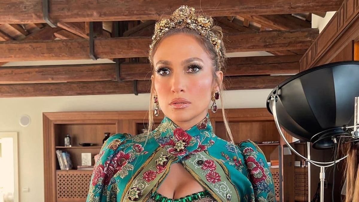 Дженнифер Лопес пришла на показ Dolce&Gabbana в короне и топе с кристаллами: удивительный выход Дженнифер Лопес пришла на показ Dolce&Gabbana в короне и топе с кристаллами: удивительный выход