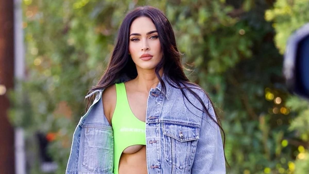 Розкішна Меган Фокс показує, як поєднувати денім та неон в одному образі: ефектні фото - Fashion Розкішна Меган Фокс показує, як поєднувати денім та неон в одному образі: ефектні фото - Fashion