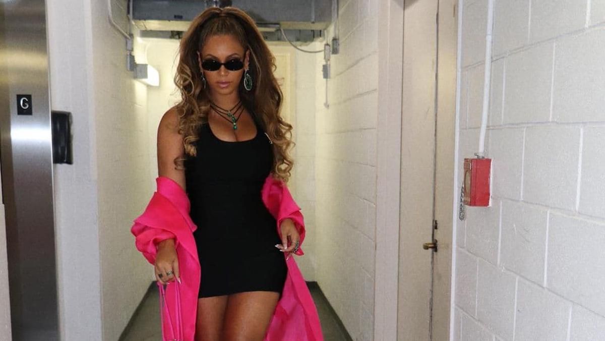 Бейонсе восхитила сеть розовым образом Барби от Versace: роскошные кадры Бейонсе восхитила сеть розовым образом Барби от Versace: роскошные кадры