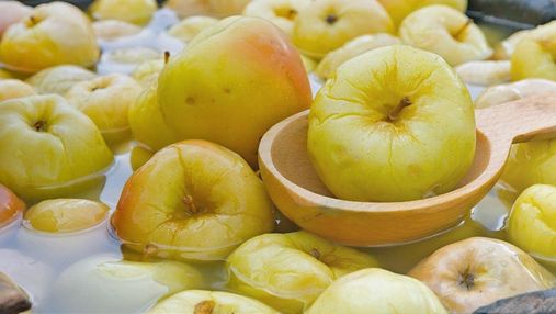 Мочені яблука на зиму: рецепт хрусткої закуски на щодень
