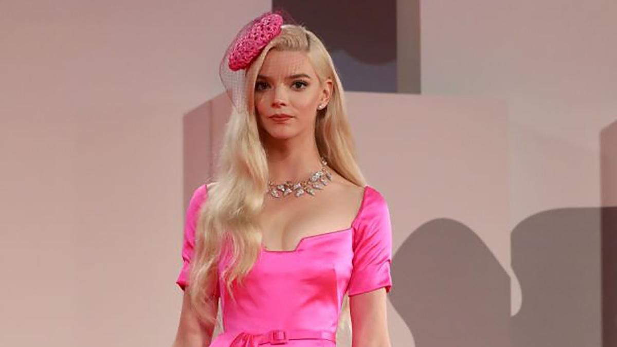 Аня Тейлор-Джой завітала на прем'єру фільму "Минулої ночі у Сохо" у рожевій сукні з бантом: фото - Fashion