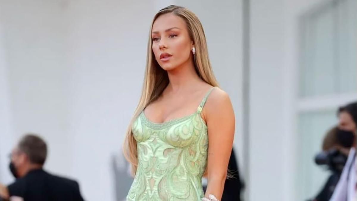 Зірка серіалу "Еліта" Естер Еспосіто приголомшила сукнею, яку шили 1900 годин: вражаючий вихід - Fashion Зірка серіалу "Еліта" Естер Еспосіто приголомшила сукнею, яку шили 1900 годин: вражаючий вихід - Fashion