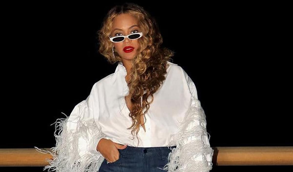 Бейонсе приміряла білу сорочку з пір'ям страуса за 68 тисяч гривень: фото чарівного образу - Fashion Бейонсе приміряла білу сорочку з пір'ям страуса за 68 тисяч гривень: фото чарівного образу - Fashion