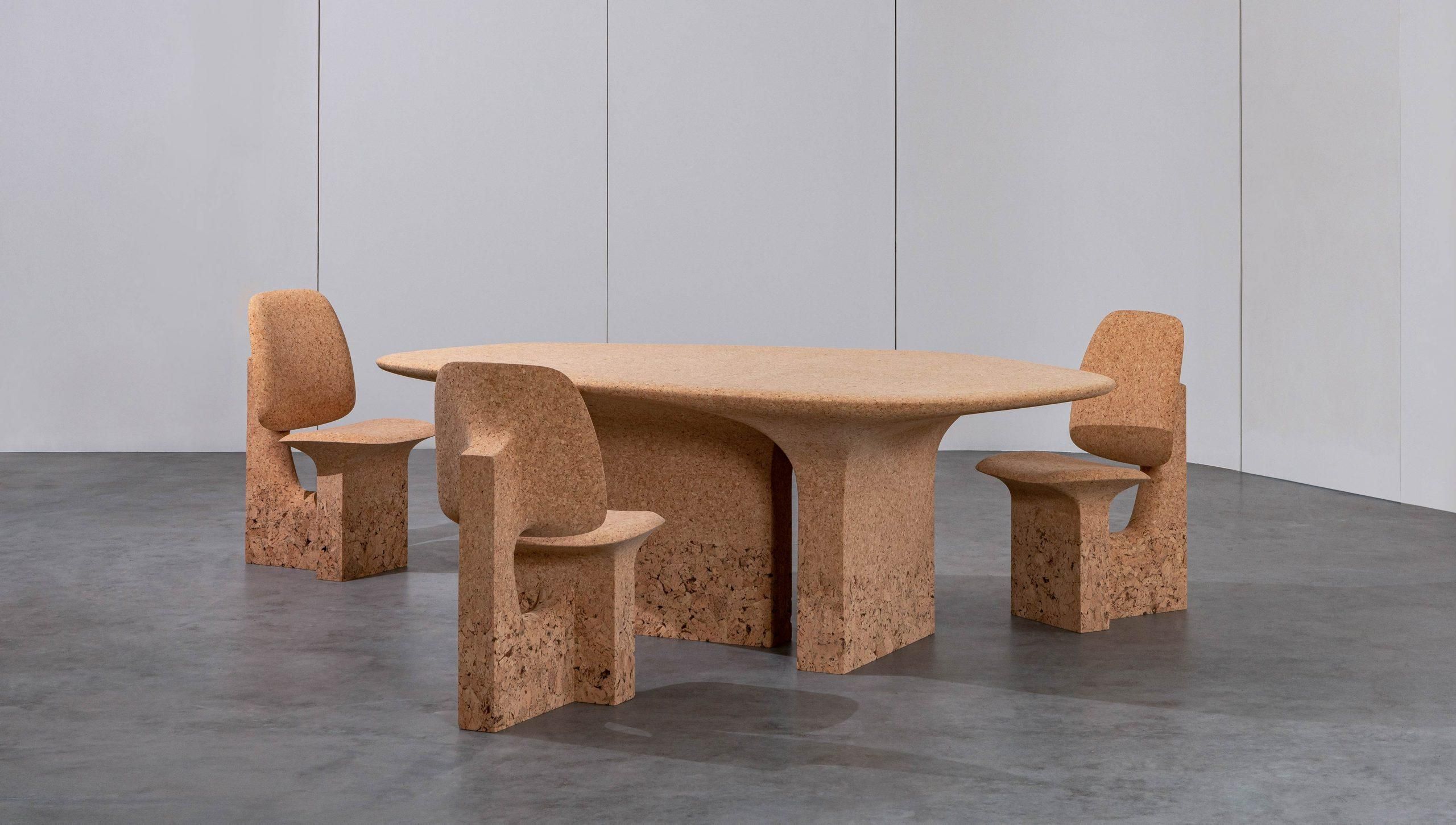 Дизайнер изготавливает мебель из коры деревьев, пострадавших из-за лесных пожаров