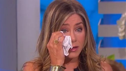 Дженнифер Энистон расплакалась на ток-шоу: эмоциональное видео
