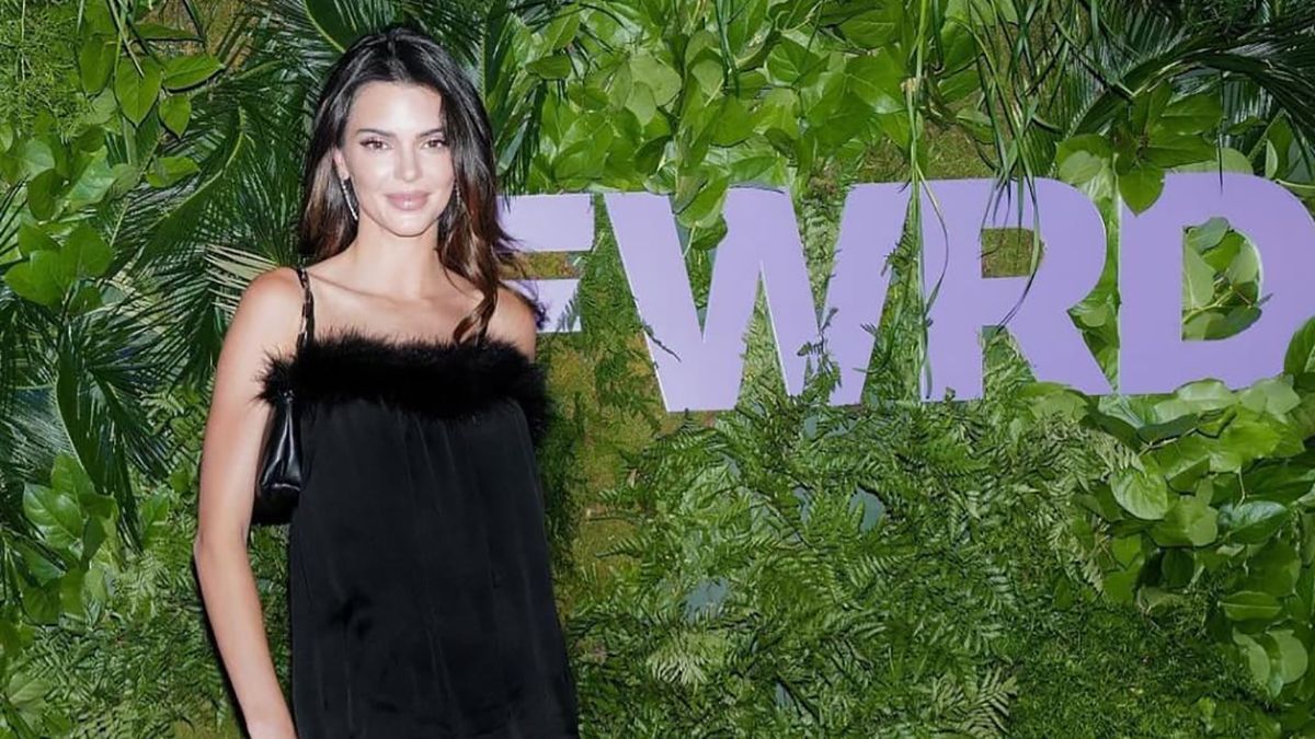 Кендалл Дженнер прийшла на вечірку в чорній сукні з пухом: ефектний вихід - Fashion Кендалл Дженнер прийшла на вечірку в чорній сукні з пухом: ефектний вихід - Fashion