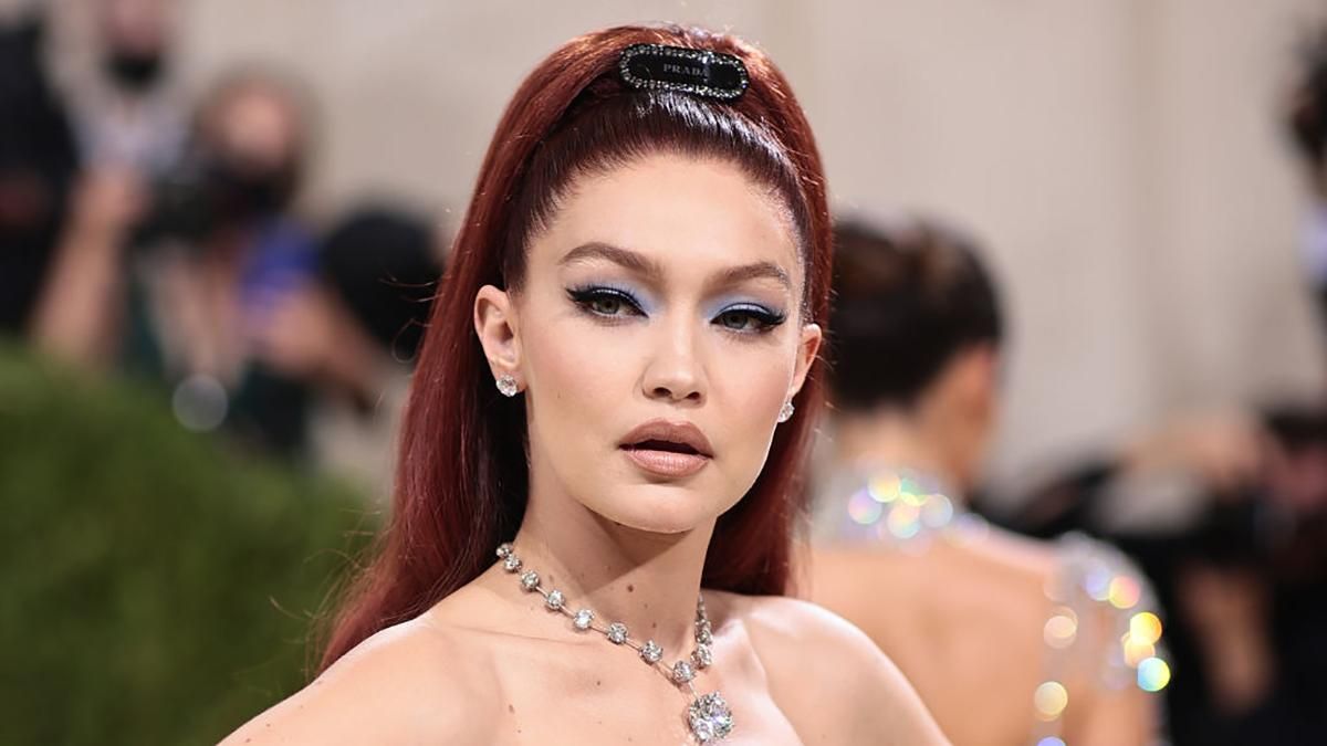 Джіджі Хадід зачарувала публіку сукнею від Prada зі шкіряними рукавицями: стильний образ - Fashion Джіджі Хадід зачарувала публіку сукнею від Prada зі шкіряними рукавицями: стильний образ - Fashion