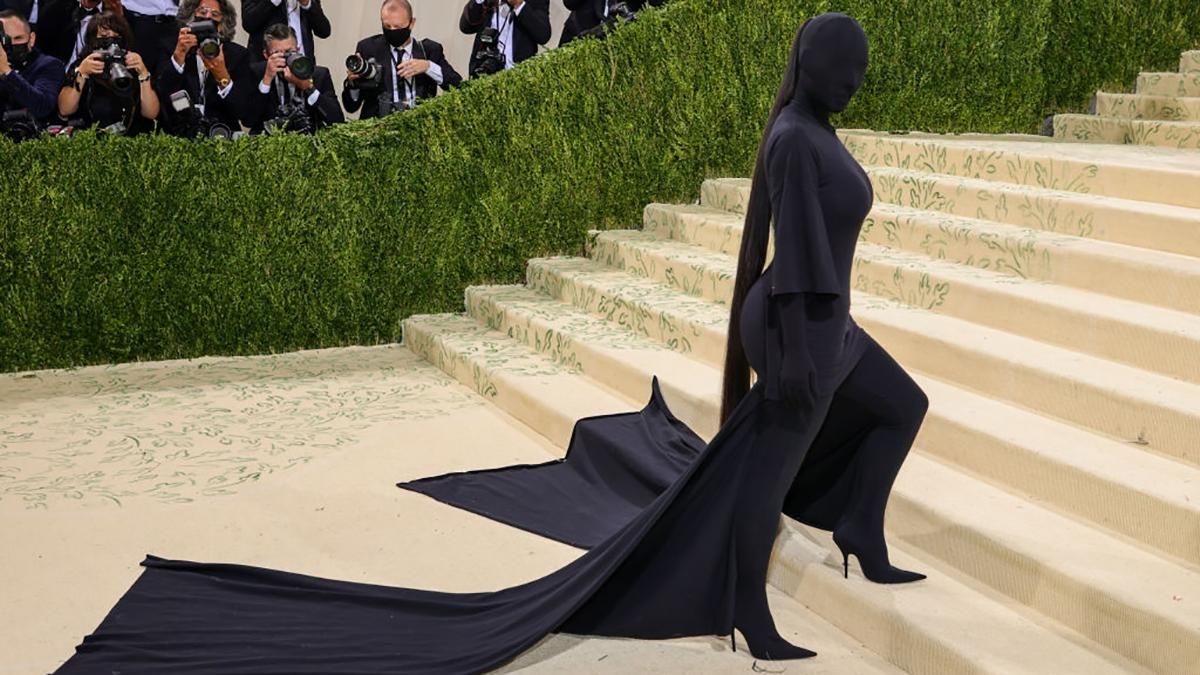Кім Кардашян шокувала своєю появою на Met Gala у чорному образі з ніг до голови: фото образу - Fashion Кім Кардашян шокувала своєю появою на Met Gala у чорному образі з ніг до голови: фото образу - Fashion