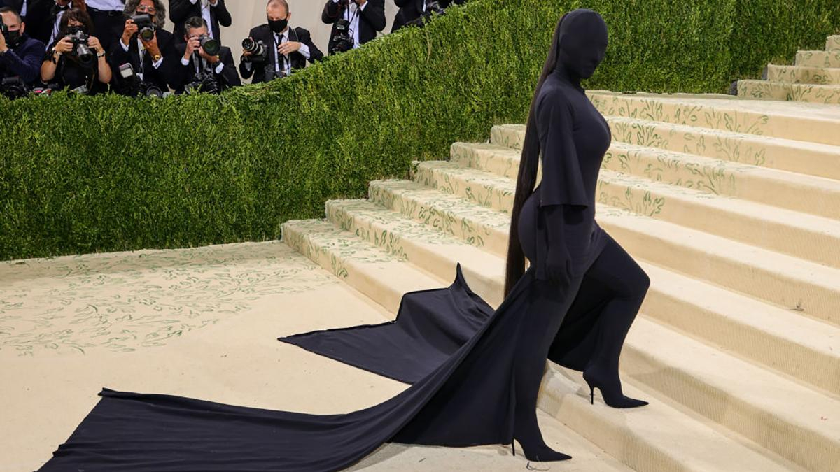 Кім Кардашян шокувала своєю появою на Met Gala у чорному образі з ніг до голови: фото образу - Fashion