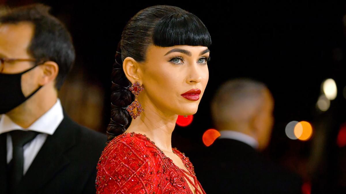 Роковая женщина: Меган Фокс с новой прической появилась на Met Gala в красивом платье с вырезами Роковая женщина: Меган Фокс с новой прической появилась на Met Gala в красивом платье с вырезами