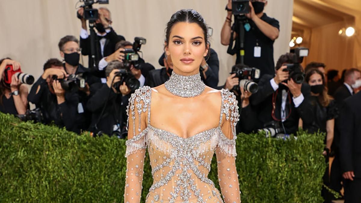 Кендалл Дженнер умилила нежным образом в прозрачном платье Givenchy с кристаллами: фото Кендалл Дженнер умилила нежным образом в прозрачном платье Givenchy с кристаллами: фото