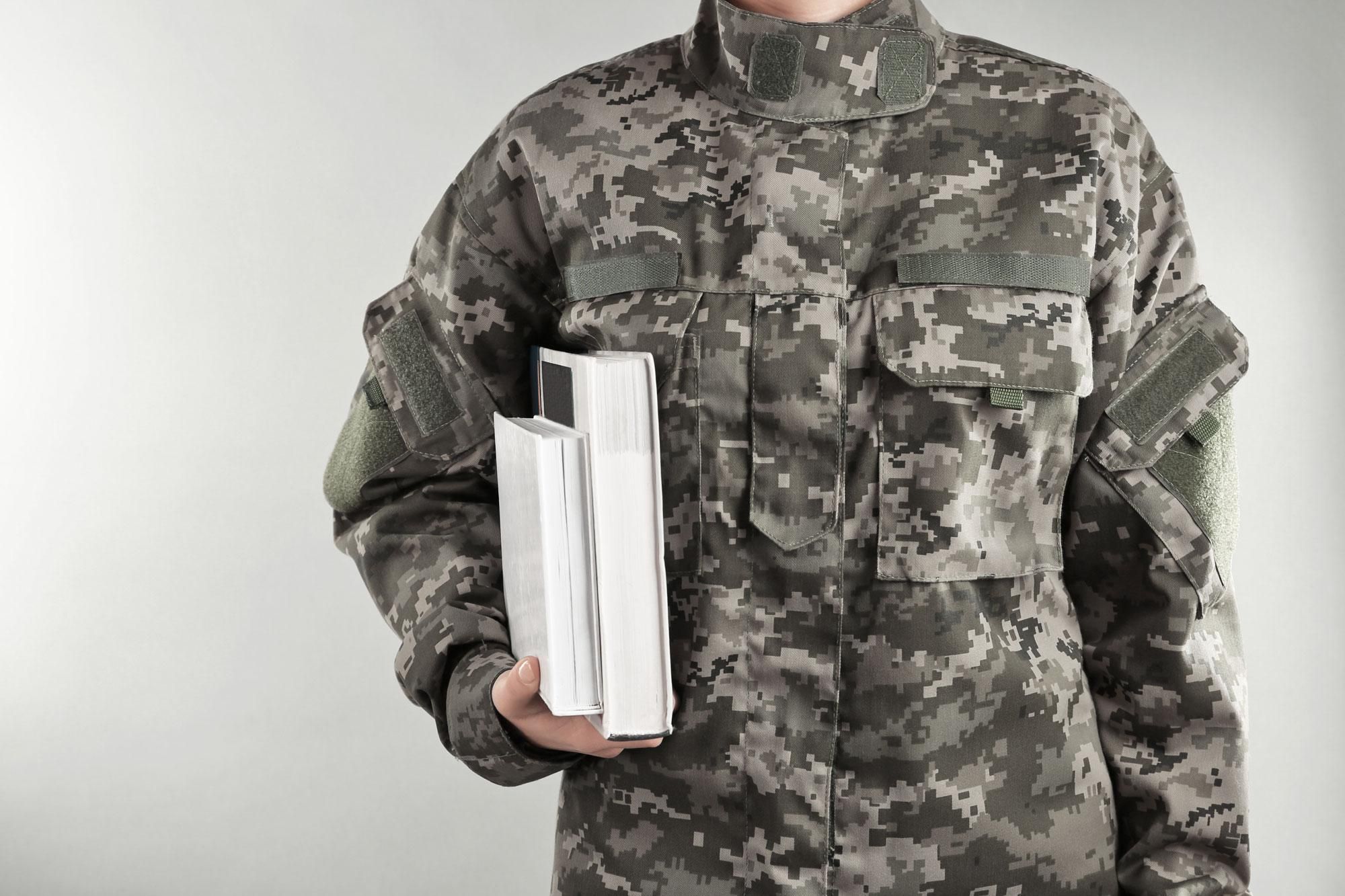 Покупаешь одну книгу, а отправляют две: на Форуме издателей будут собирать книги для армии