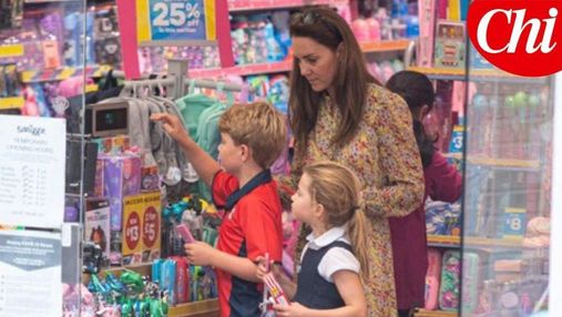 Впервые за 2 месяца: Кейт Миддлтон с детьми побывала в магазине