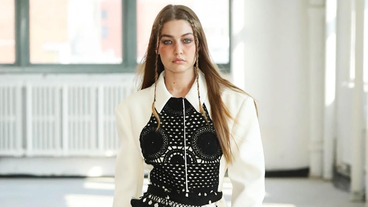 Вязаные вещи, юбка плиссе и фруктовый принт: 7 трендов Недели моды в Нью-Йорке