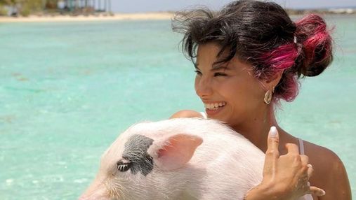 Мішель Андраде поплавала зі свинями в Карибському морі: курйозні фото