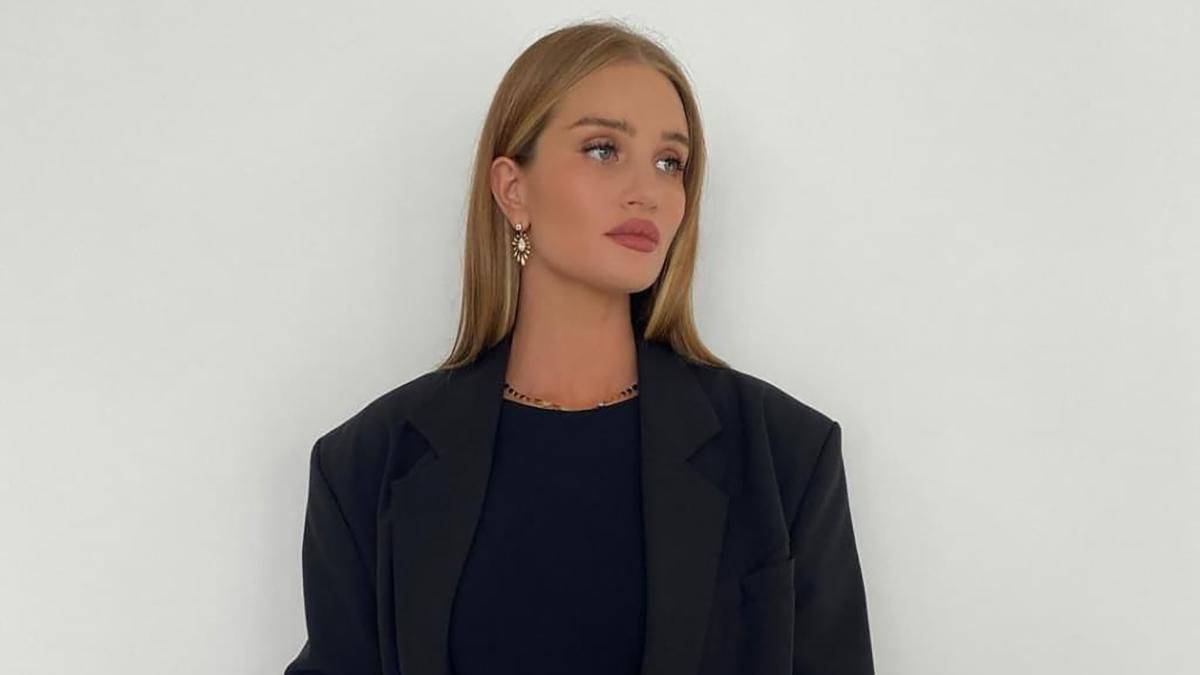 Розі Гантінгтон-Вайтлі показала розкішний образ у жакеті та шортах: стильні кадри - Fashion Розі Гантінгтон-Вайтлі показала розкішний образ у жакеті та шортах: стильні кадри - Fashion