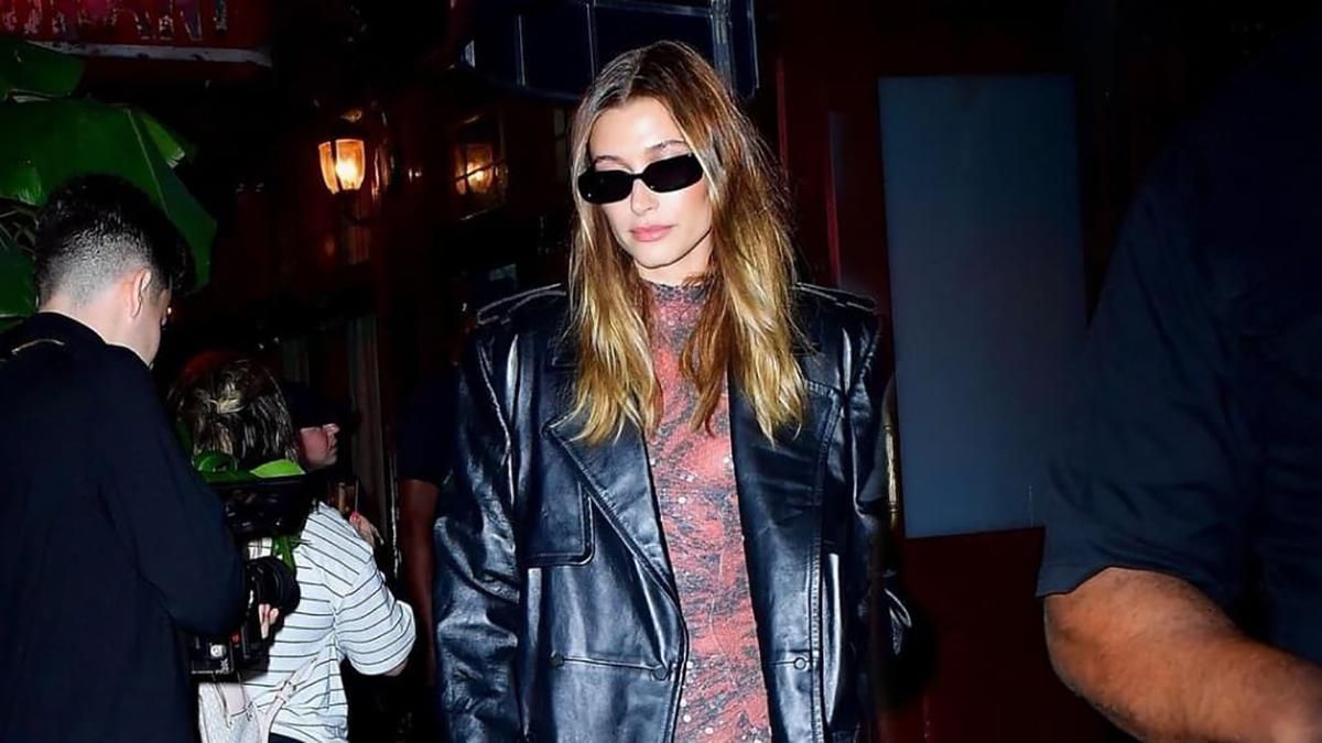 Хейли Бибер восхитила идеальным образом в кожаном тренче и босоножках: впечатляющий выход Хейли Бибер восхитила идеальным образом в кожаном тренче и босоножках: впечатляющий выход