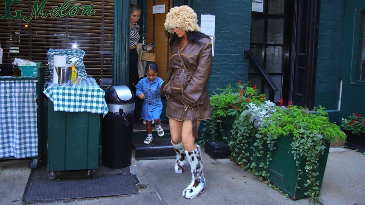 Кайлі Дженнер замилувала образом в овечій шапці та унтах з коров’ячим принтом: стильний вихід - Fashion Кайлі Дженнер замилувала образом в овечій шапці та унтах з коров’ячим принтом: стильний вихід - Fashion