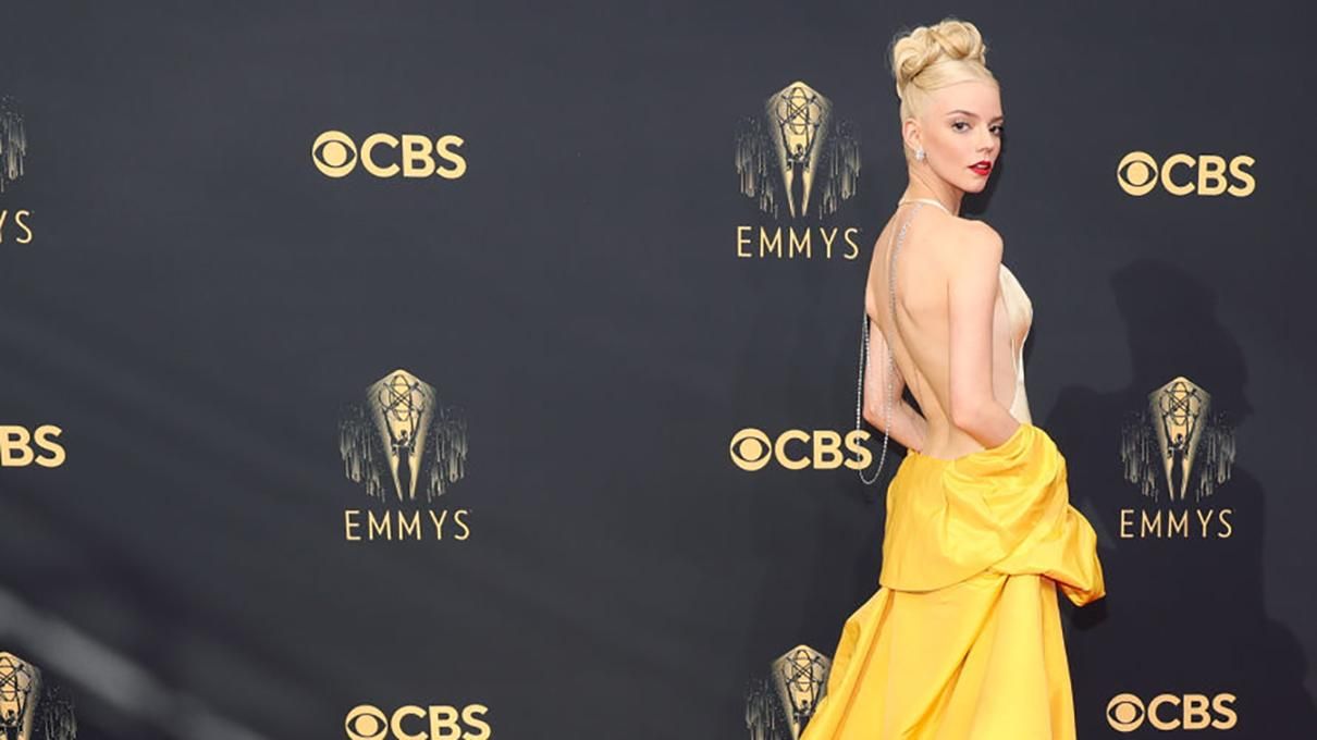 Аня Тейлор-Джой красовалась на красной дорожке в кутюрном платье Dior: фото безупречного выхода Аня Тейлор-Джой красовалась на красной дорожке в кутюрном платье Dior: фото безупречного выхода