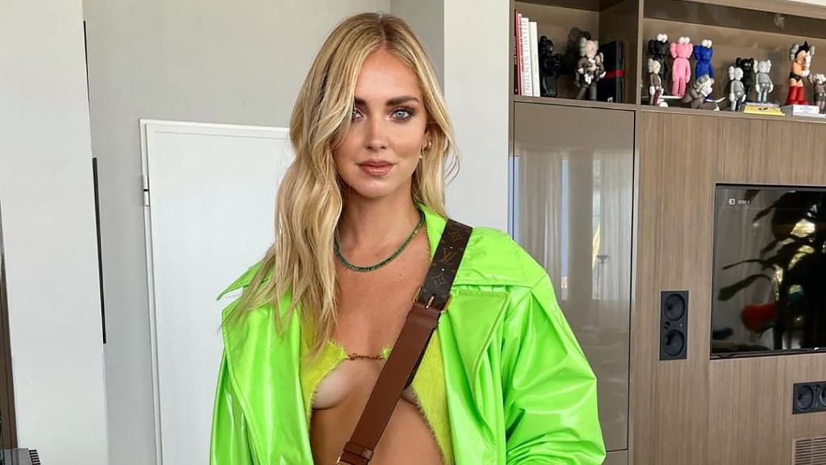 К'яра Ферраньї одягнула на вечірку відвертий кардиган, який здивував фанатів: ефектні фото - Fashion К'яра Ферраньї одягнула на вечірку відвертий кардиган, який здивував фанатів: ефектні фото - Fashion