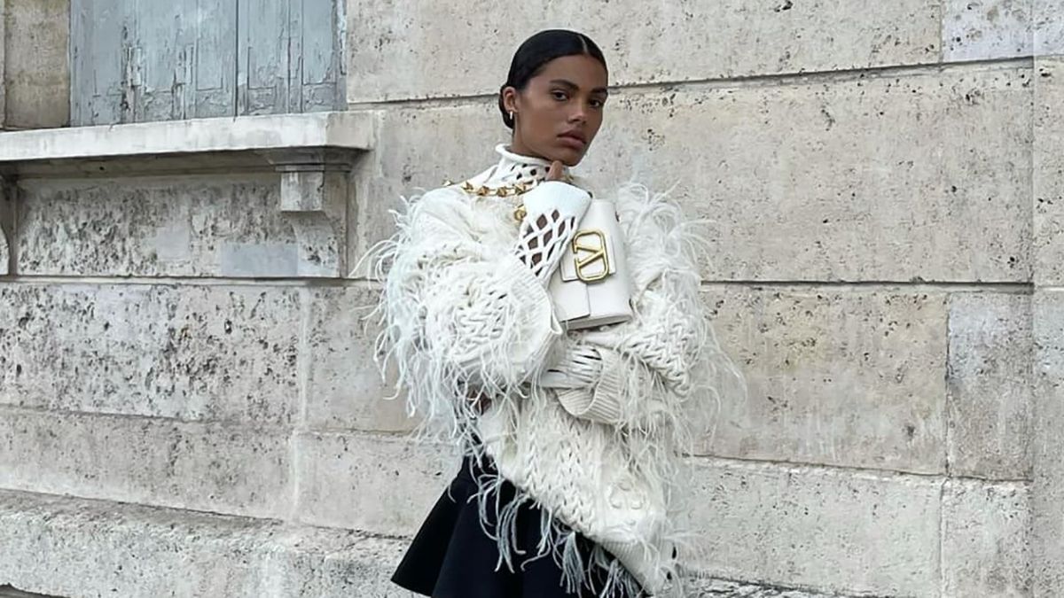 Тіна Кунакі показала наймодніший светр осені: стильний образ француженки - Fashion