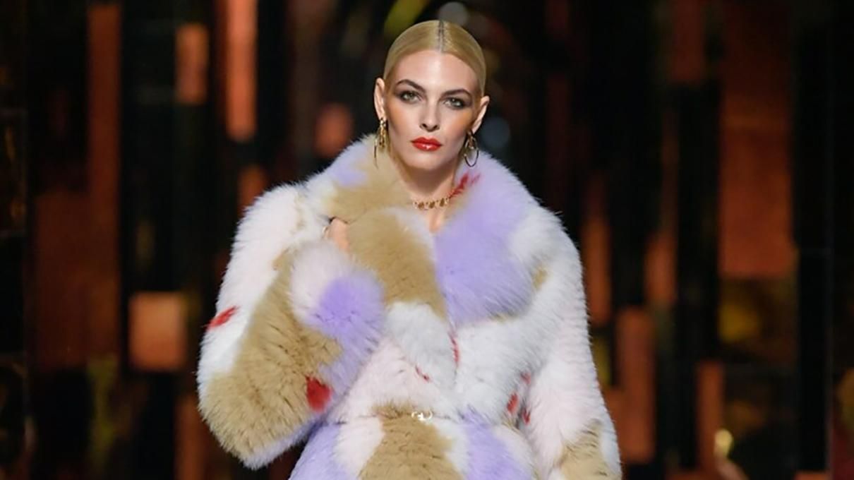 Цветные шубы и пушистая обувь: показ коллекции Fendi весна – лето 2022 в Милане Цветные шубы и пушистая обувь: показ коллекции Fendi весна – лето 2022 в Милане