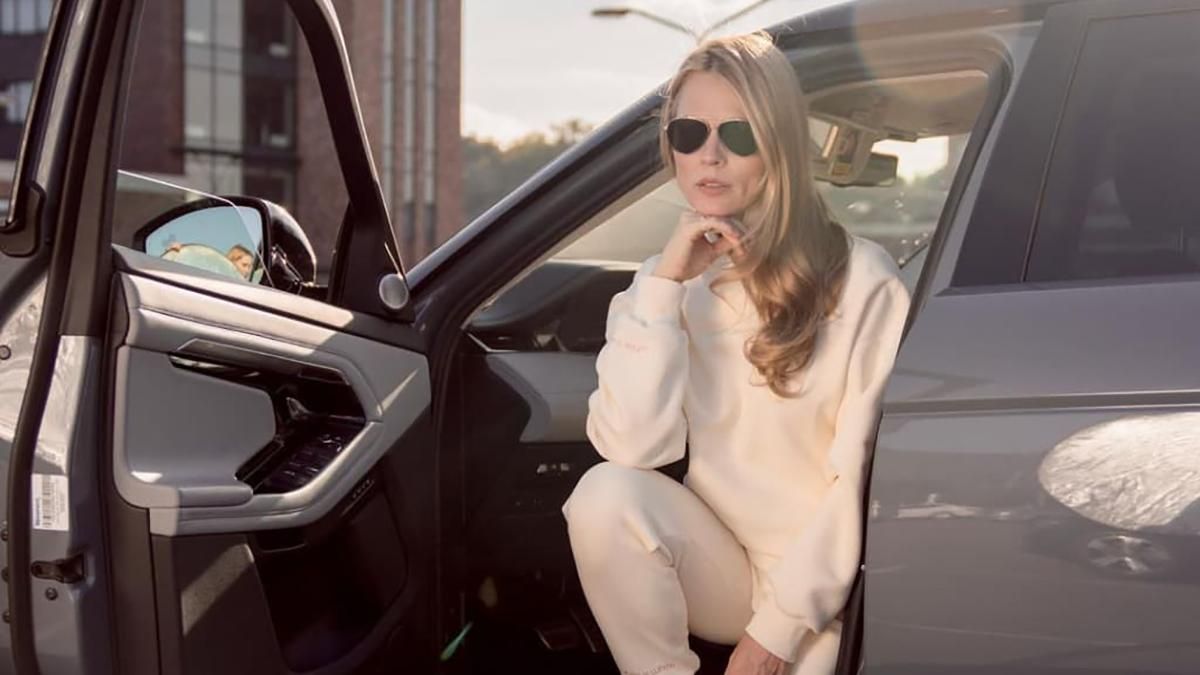 Ольга Фреймут отказалась от каблуков и надела спортивный костюм: стильные фото Ольга Фреймут отказалась от каблуков и надела спортивный костюм: стильные фото