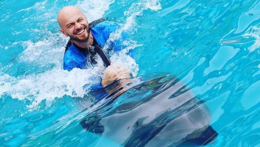 Влад Яма поплавав з дельфінами: в мережі розкритикували танцівника