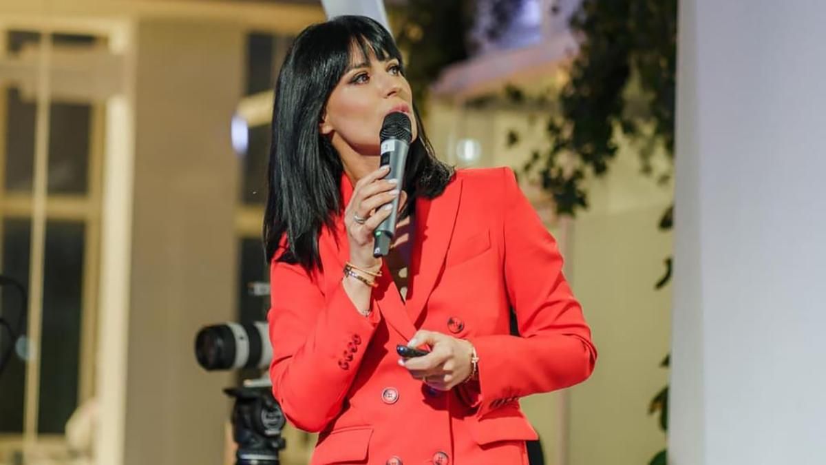 Маша Ефросинина надела на выступление стильный красный костюм: фото Маша Ефросинина надела на выступление стильный красный костюм: фото