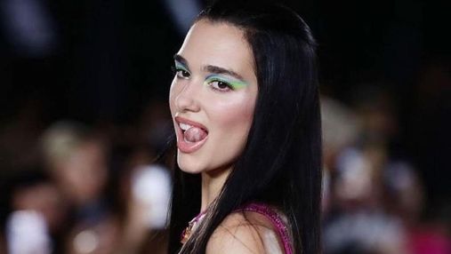 Зелені та широкі, як на показі Versace: трендовий макіяж очей, який варто спробувати негайно
