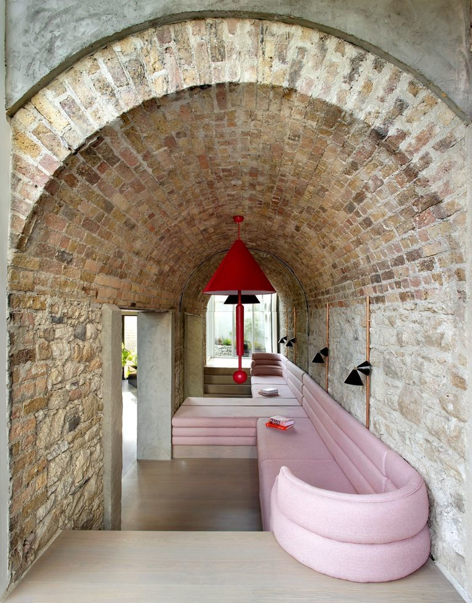 Неймовірне перевтілення: як вдалося старий гараж переобладнати у сучасний будинок - Дизайн 24 Неймовірне перевтілення: як вдалося старий гараж переобладнати у сучасний будинок - Дизайн 24