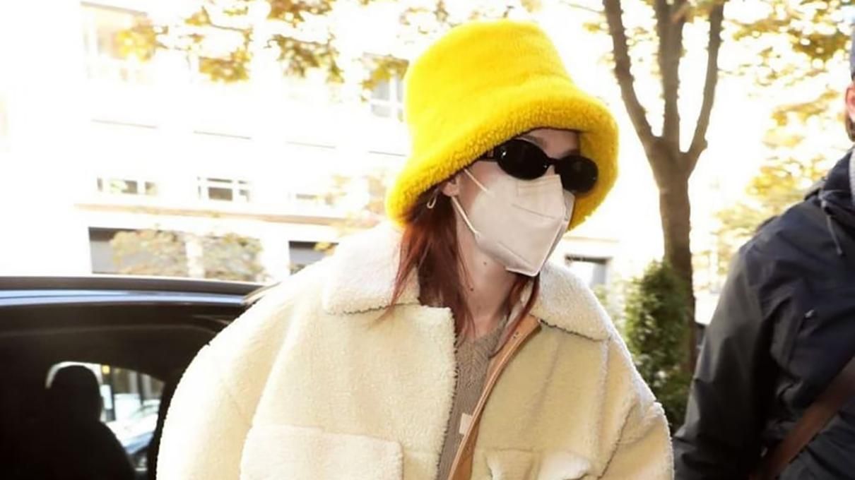 Модний образ на жовтень: Джіджі Хадід показує ідеальну куртку та панаму на холодну пору - Fashion
