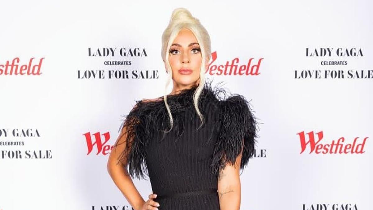 Леди Гага поразила длинным платьем с перьями на презентации альбома: безупречный образ
