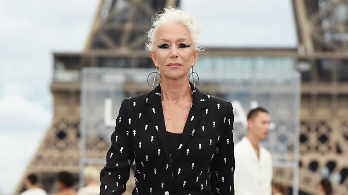 76-летняя Хелен Миррен вышла на подиум во время показа L'Oréal Paris: впечатляющий образ
