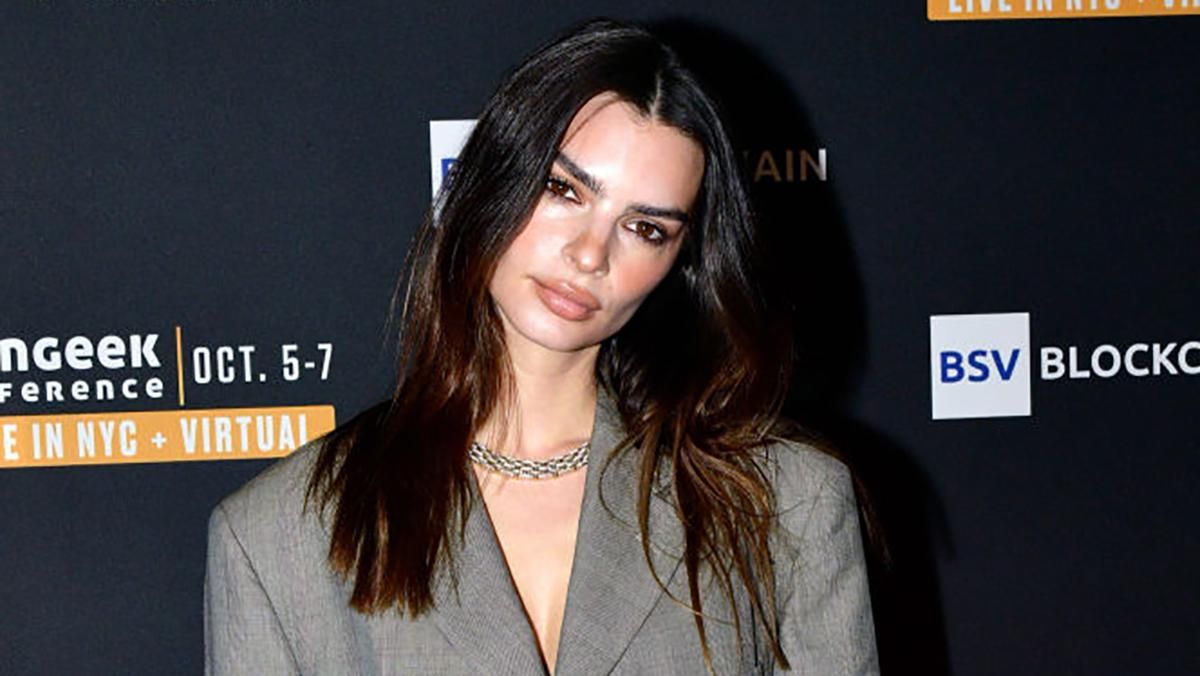 Эмили Ратаковски поразила мужским костюмом, который надела на обнаженное тело: взрывное фото Эмили Ратаковски поразила мужским костюмом, который надела на обнаженное тело: взрывное фото