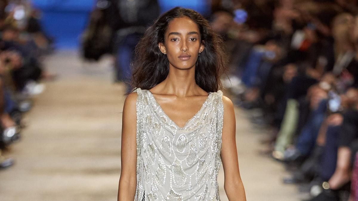 Поєднання минулого і теперішнього: Louis Vuitton показав у Луврі нову колекцію одягу - Fashion Поєднання минулого і теперішнього: Louis Vuitton показав у Луврі нову колекцію одягу - Fashion