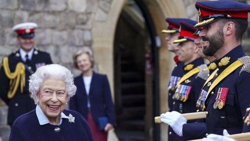 Королева Єлизавета II в синьому одязі позувала в Віндзорському замку: нові фото Її Величності