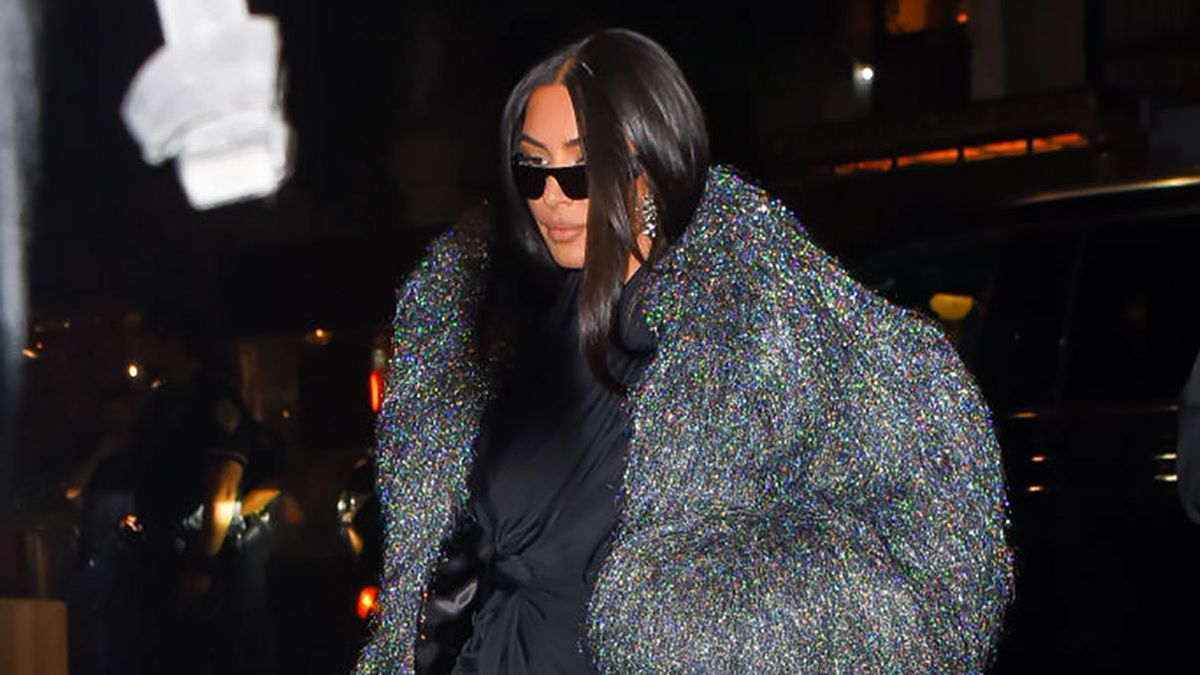 Ким Кардашян прогулялась по вечернему Нью-Йорку в блестящей шубе от Balenciaga: эффектный образ