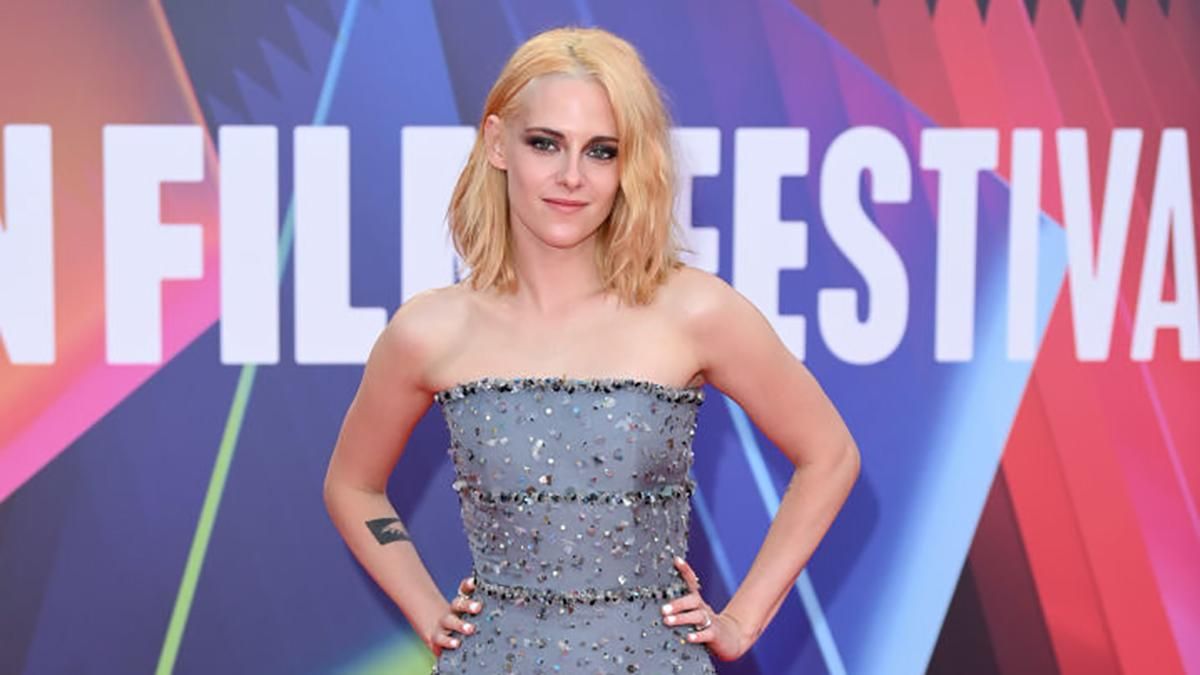 Кристен Стюарт пришла на премьеру "Спенсер" в серебристом платье с блестками от Chanel: фото Кристен Стюарт пришла на премьеру "Спенсер" в серебристом платье с блестками от Chanel: фото