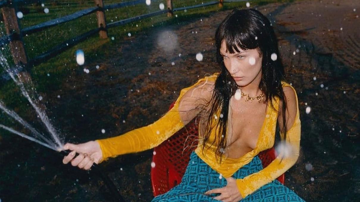 Белла Хадид провела на семейном ранчо фотосессию в разнообразных образах: стильные кадры Белла Хадид провела на семейном ранчо фотосессию в разнообразных образах: стильные кадры