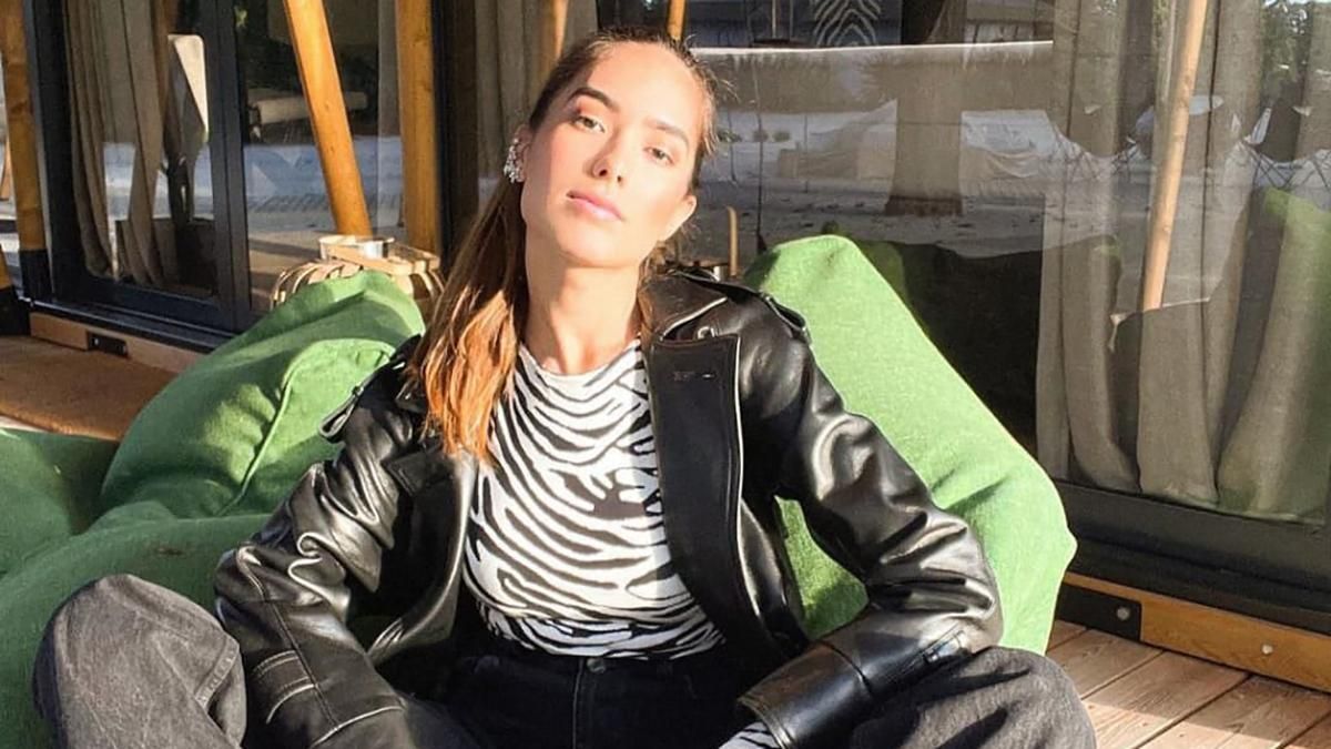 Жена "танцующего миллионера" показала дерзкий образ в кожаном плаще и черных ботах: фото Жена "танцующего миллионера" показала дерзкий образ в кожаном плаще и черных ботах: фото