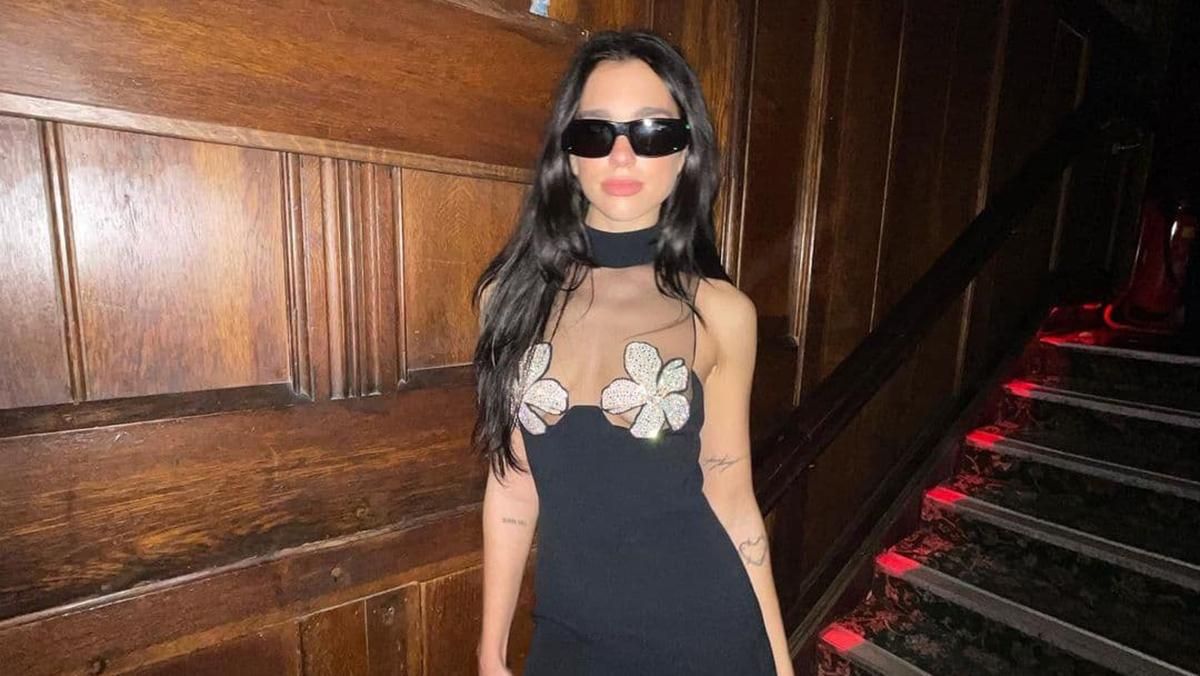 Дуа Ліпа одягнула сукню від улюбленого дизайнера Тіни Кароль: ефектний вихід - Fashion Дуа Ліпа одягнула сукню від улюбленого дизайнера Тіни Кароль: ефектний вихід - Fashion