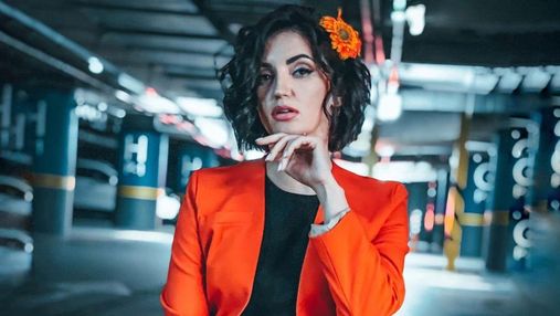 Оля Цибульська позувала в помаранчевому костюмі: фото з підземного паркінгу