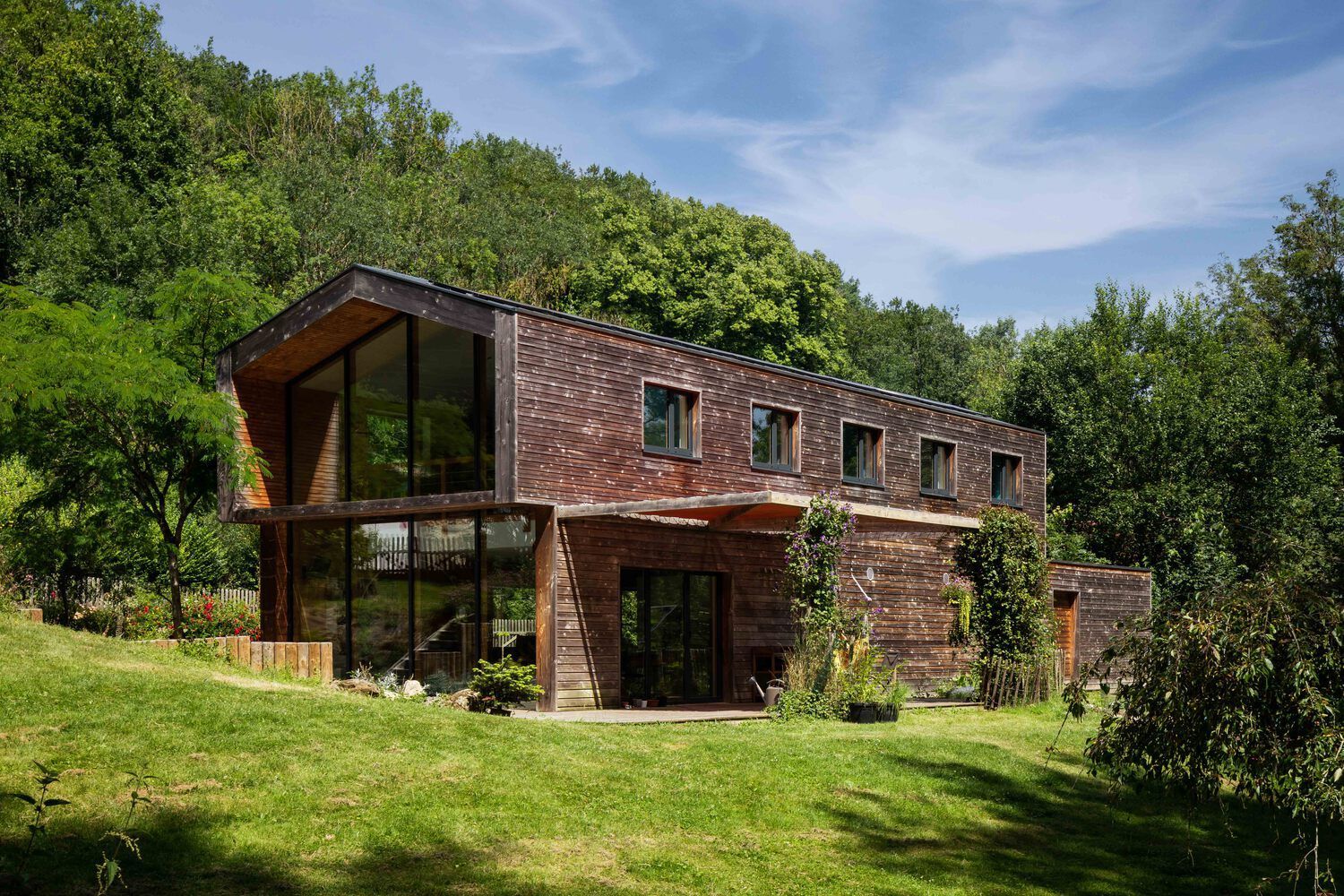 Фантастика у французькому лісі: дерев'яний прихисток для спокійного життя - Дизайн 24 Фантастика у французькому лісі: дерев'яний прихисток для спокійного життя - Дизайн 24