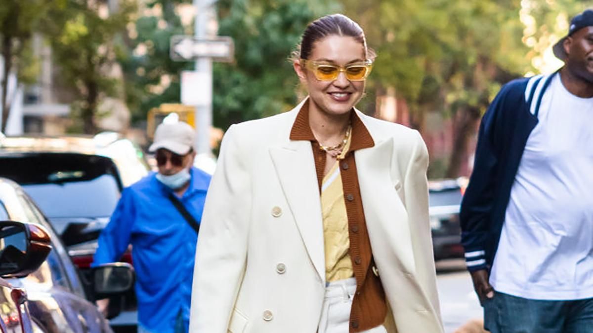 Гардероб зірки: Джіджі Хадід показує молочне пальто, яке поєднала з розмальованими штанами - Fashion Гардероб зірки: Джіджі Хадід показує молочне пальто, яке поєднала з розмальованими штанами - Fashion