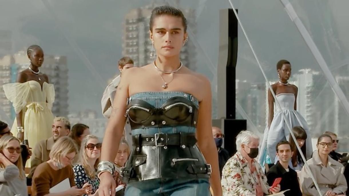 Що вражаючого в шоу Alexander McQueen цього року - Fashion Що вражаючого в шоу Alexander McQueen цього року - Fashion