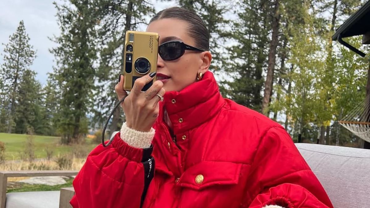 Хейли Бибер показала, как выглядит комфортная осенняя куртка: модный образ Хейли Бибер показала, как выглядит комфортная осенняя куртка: модный образ